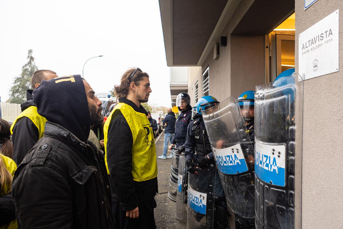 attivisti e famiglie si barricano in casa. Liberati poi i 2 appartamenti. Diretta