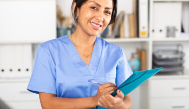 Operatrice socio sanitaria con cartellina in mano