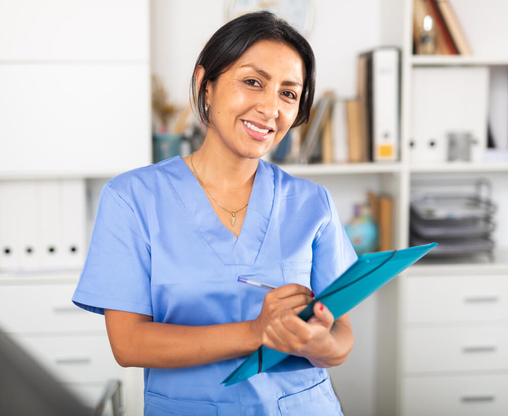 Operatrice socio sanitaria con cartellina in mano