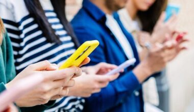 Si finge ragazzina per avere foto: è un allenatore