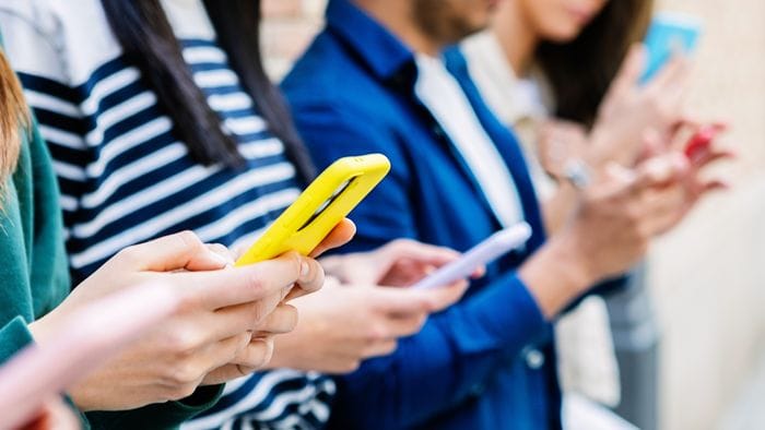 Si finge ragazzina per avere foto: è un allenatore