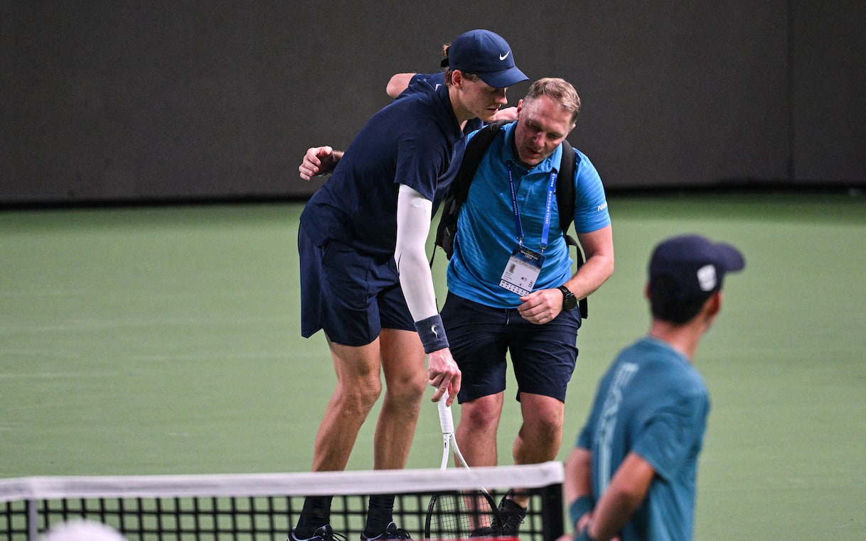 Sinner, infortunio per crampi all'Atp Shanghai: cosa è successo. FOTO E VIDEO