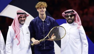 Sinner riceve una racchetta d'oro al Six Kings Slam. FOTO