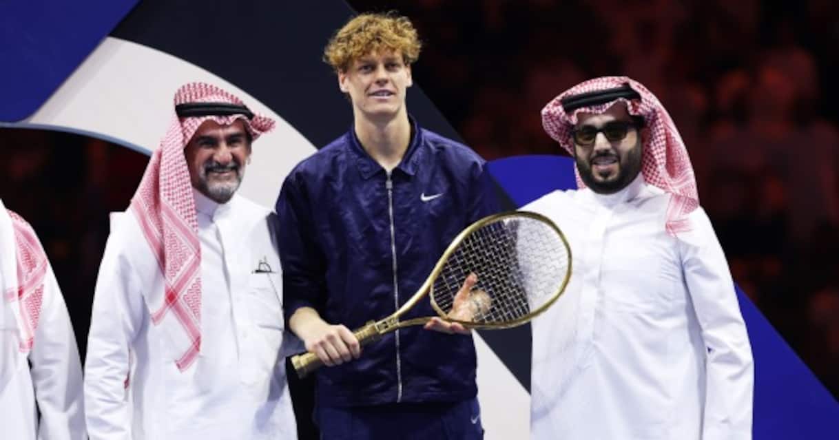 Sinner riceve una racchetta d'oro al Six Kings Slam. FOTO