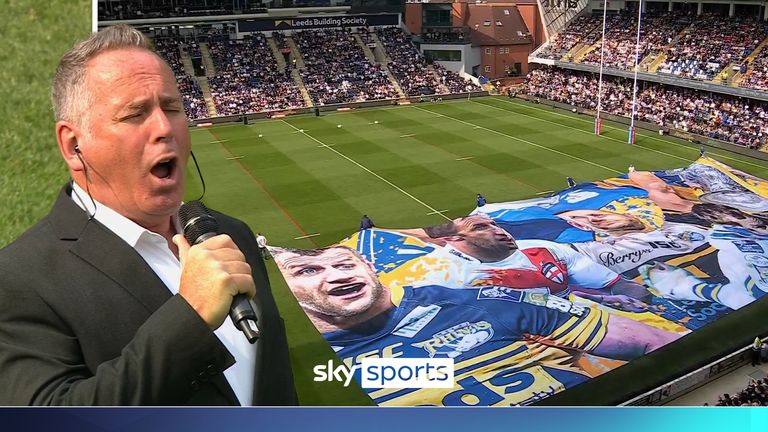 John Innes canta una performance speciale di Nessun Darma per rendere omaggio all'ex giocatore di Leeds Rhinos Rhinos prima della partenza di Rhines contro Wakefield Trinity a Headingley. 