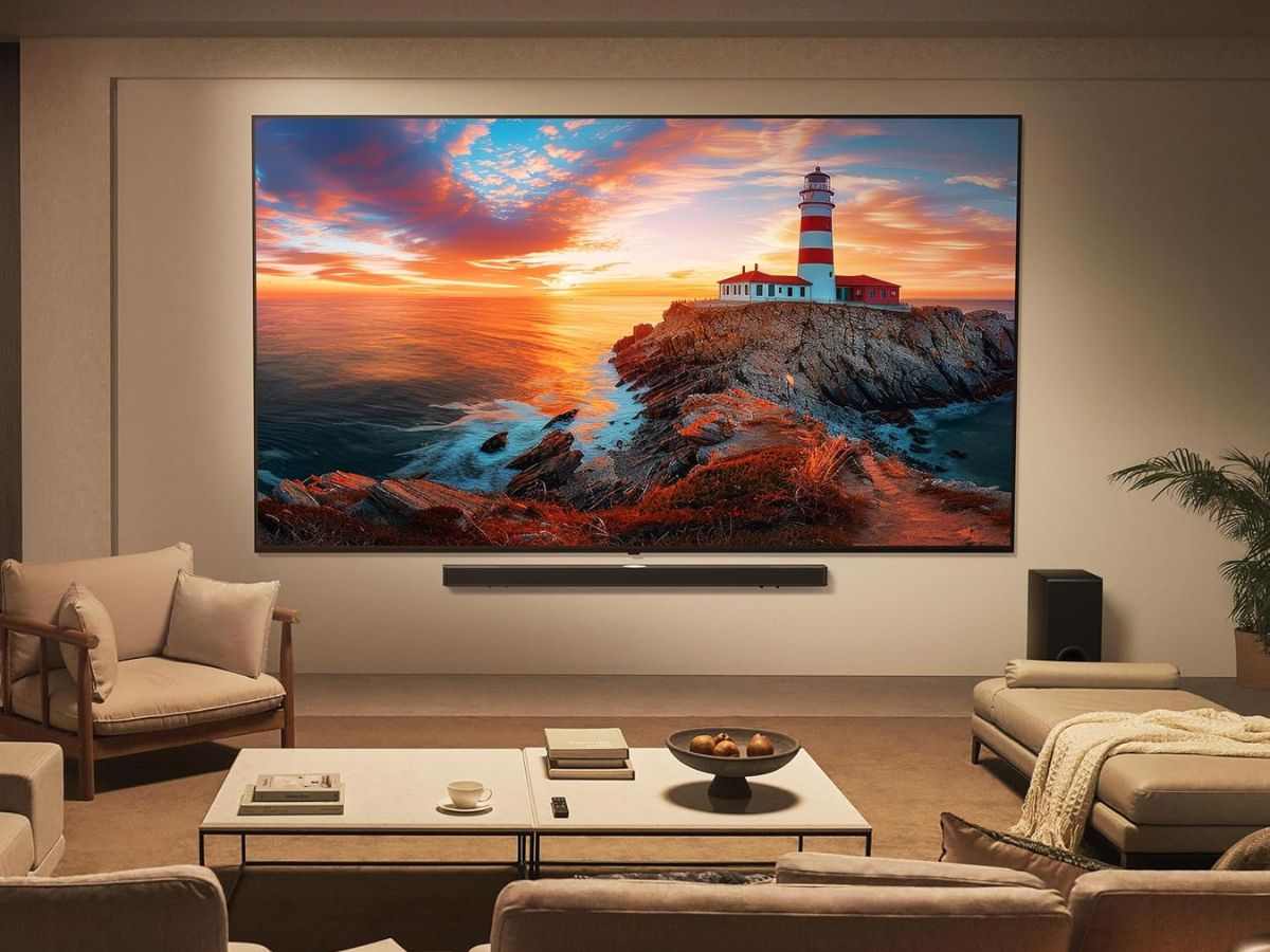 smart tv LG QNED appesa alla parete di un salotto