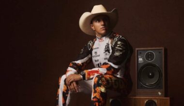 F1, i piloti del Mondiale ad Austin con cappelli e 'tute' da cowboys. Foto e Video