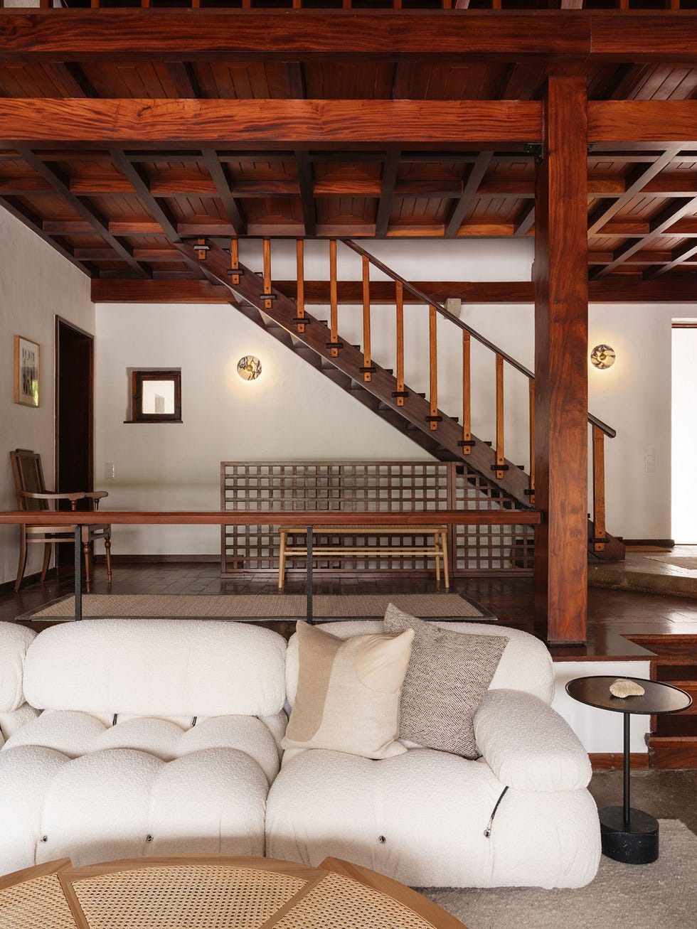 una casa de campo con piezas actuales y arquitectura moderna calida