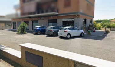 Spari a Roma, cliente di un supermercato gambizzato nel parcheggio