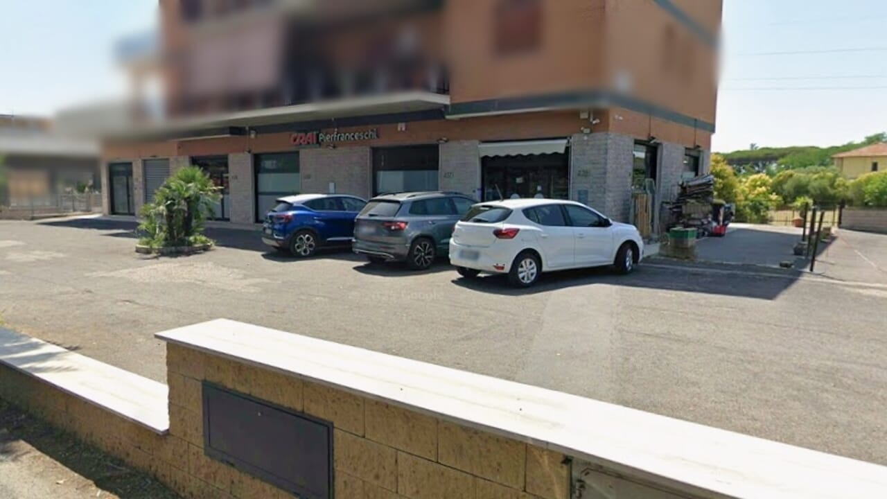 Spari a Roma, cliente di un supermercato gambizzato nel parcheggio