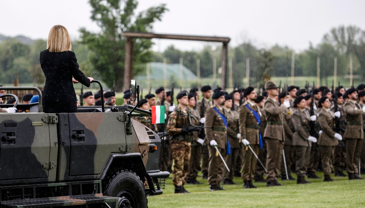 Spesa militare da 12 miliardi, Meloni punta sulle armi nella Manovra 2026