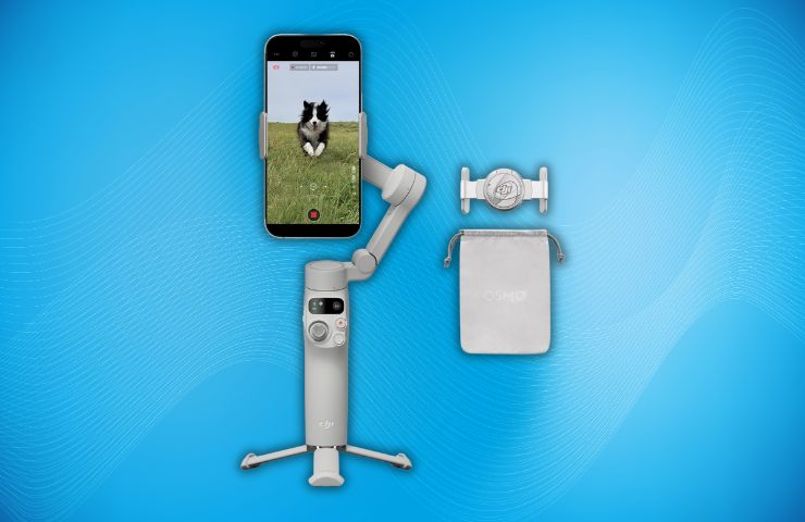 stabilizzatore DJI Osmo su sfondo azzurro