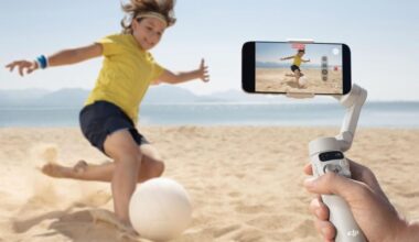 bambino che gioca a calcio sulla spiaggia ripreso da smartphone con stabilizzatore