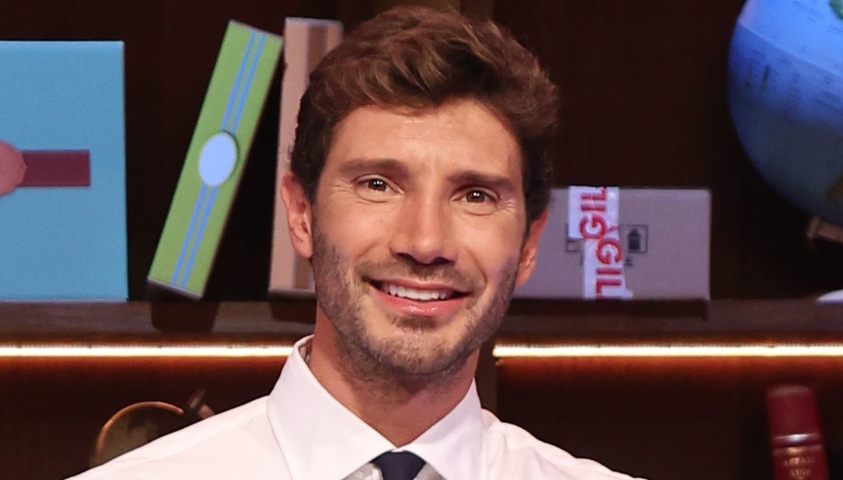 Affari Tuoi, Stefano De Martino incalza Fiorello. Si accende la sfida contro Gerry Scotti