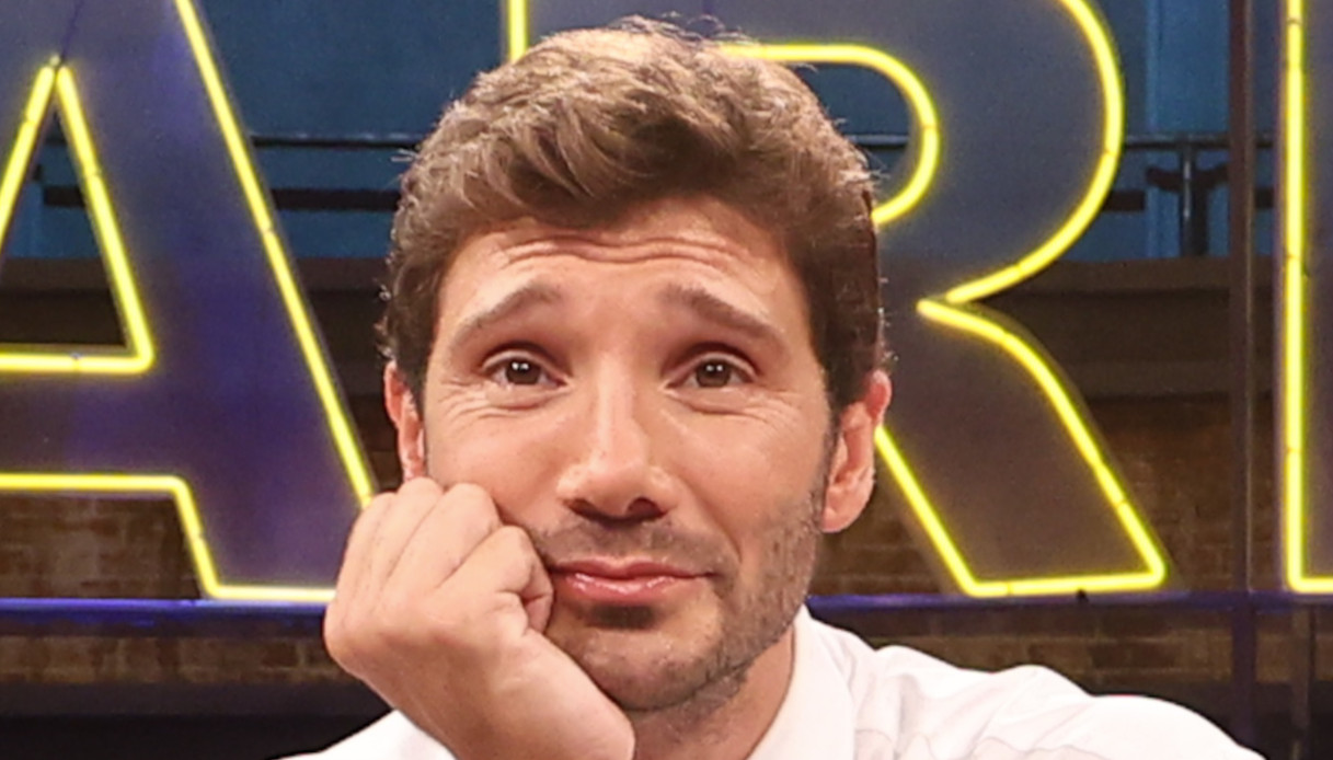 Affari Tuoi, la Rai lo accorcia: la decisione che "taglia" De Martino