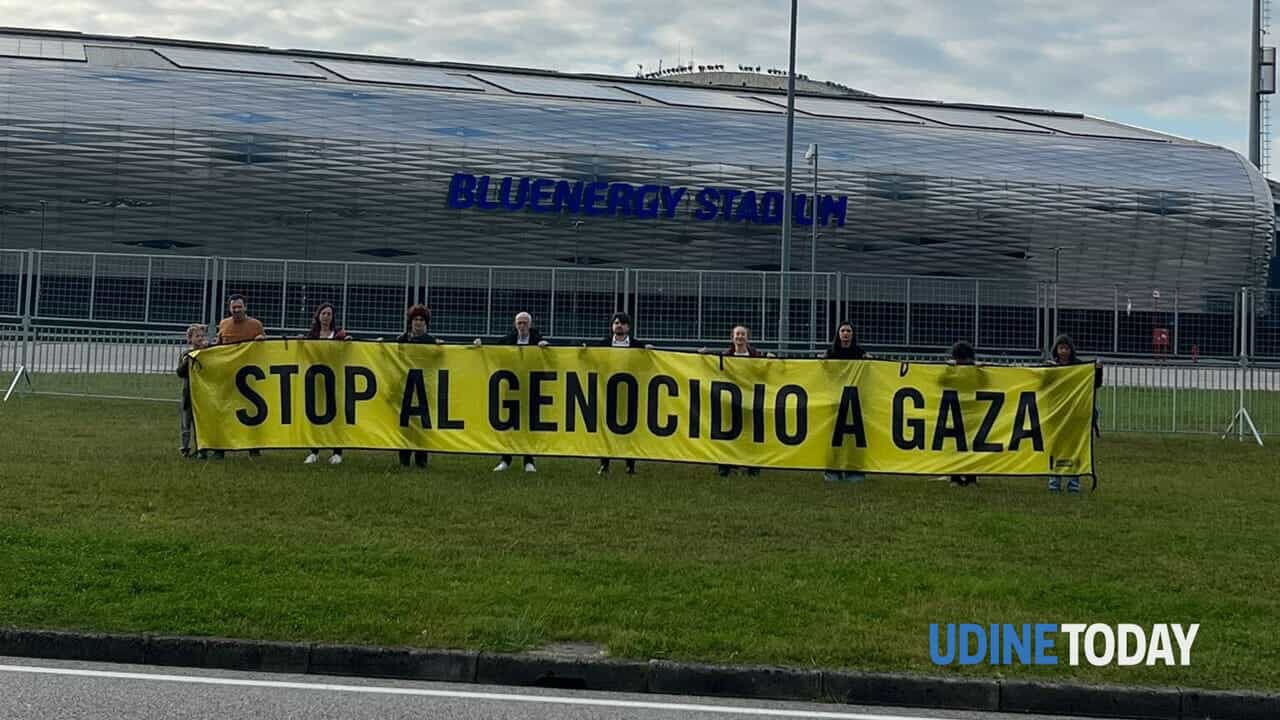 Dieci metri di striscione sotto lo stadio Friuli