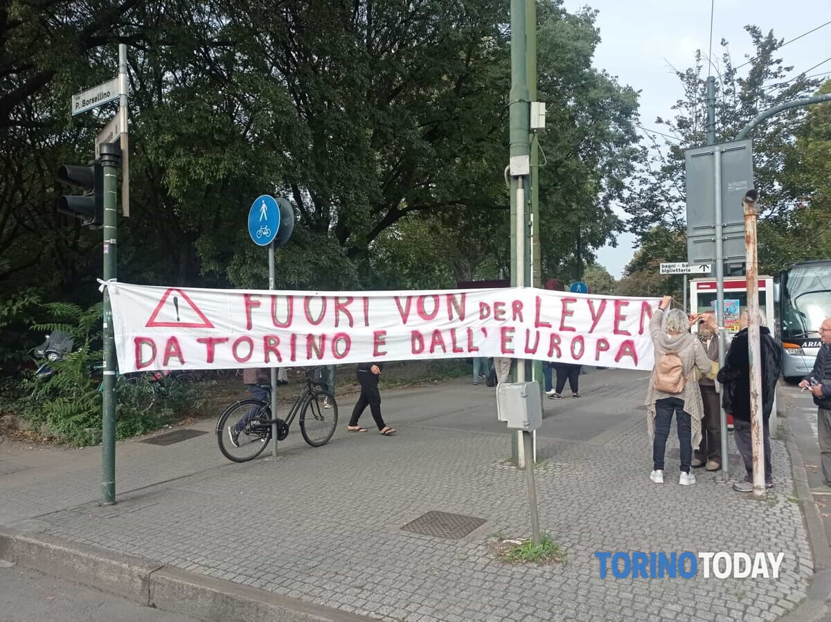 striscione von der leyen
