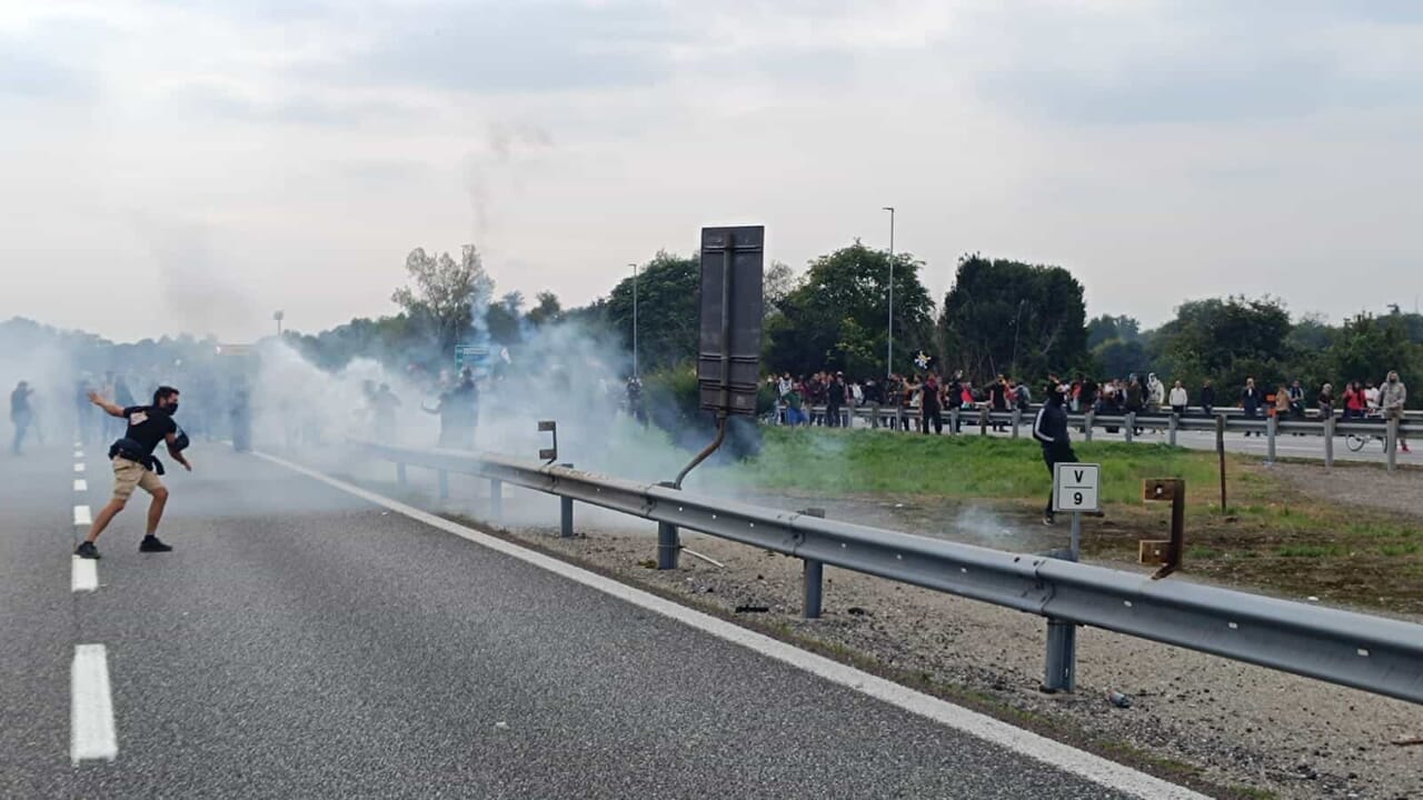 La manifestazione a Milano per la Flotilla, tafferugli in tangenziale tra facinorosi e forze dell'ordine