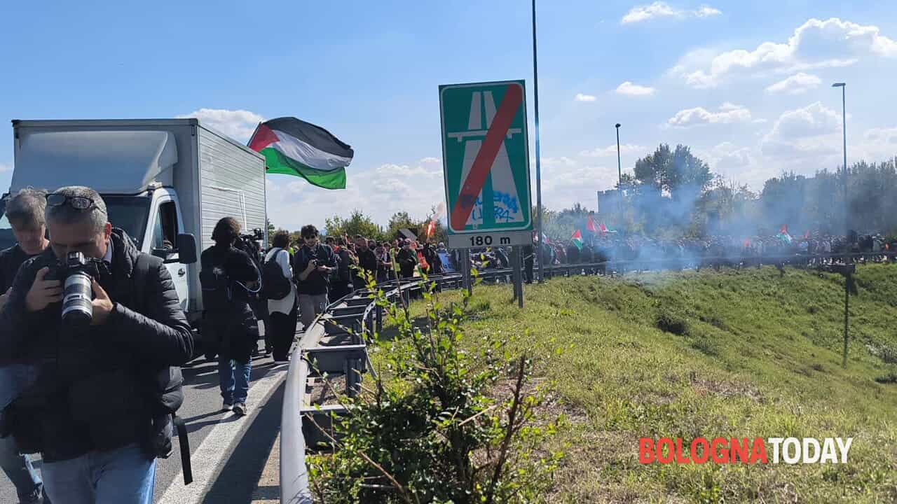 Manifestanti verso la tangenziale, scontri con la polizia