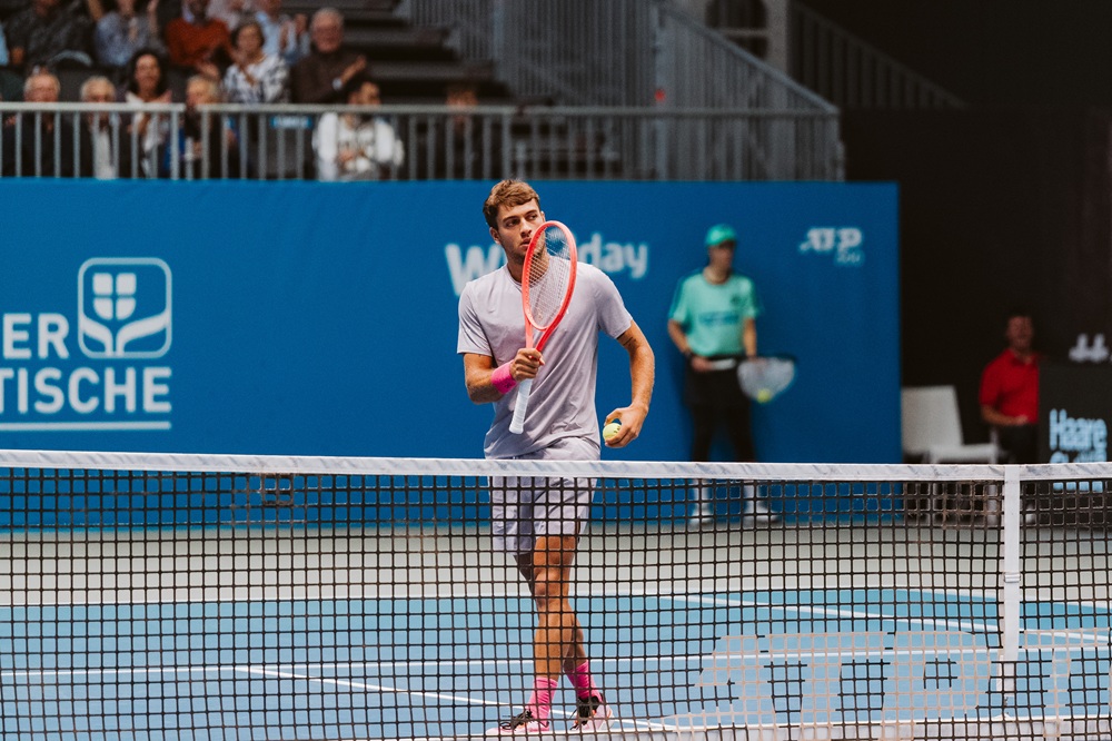 Cobolli brilla all'esordio con Machac a Vienna. Sarà sfida con Sinner