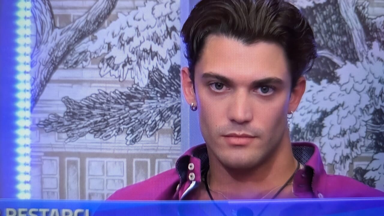 "Vuole solo provocare, è un bambino". Anche Floriana lo umilia