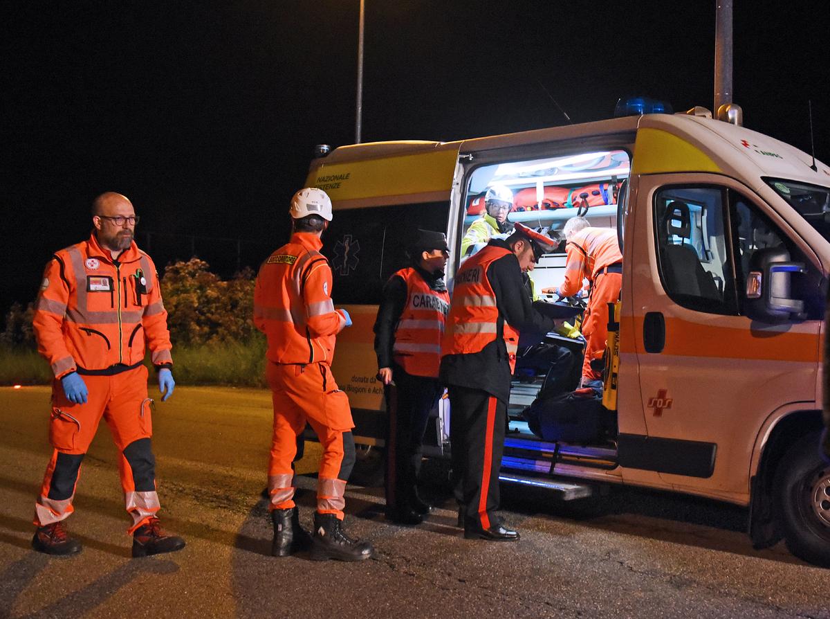 stava potando le piante sul lungomare 