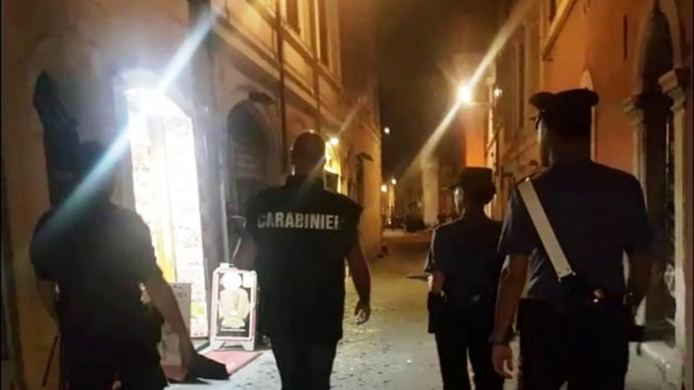 addetto alla sicurezza sorprende ladro nel locale e viene accoltellato
