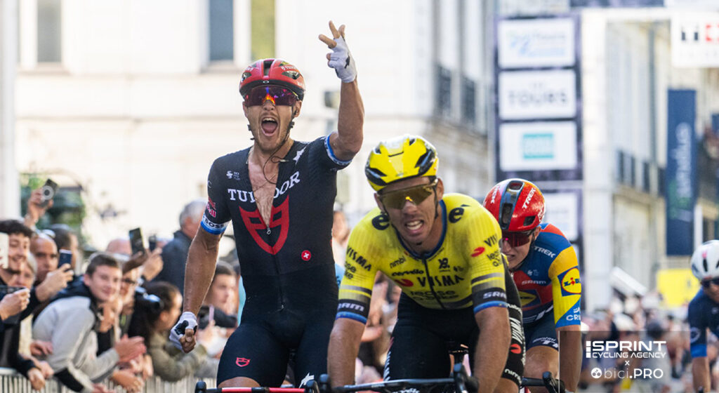 Parigi-Tours 2025, Matteo Trentin vince per la terza volta, battendo Christophe Laporte