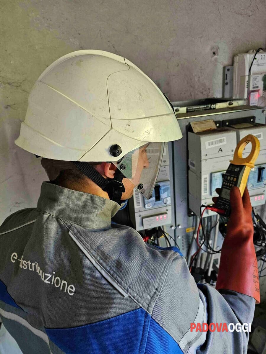 Una verifica di un tecnico Enel Una verifica di un tecnico Enel