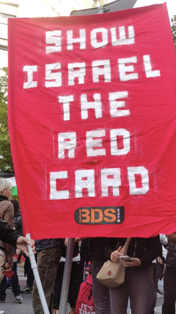 Uno striscione contro Israele-2 Uno striscione contro Israele