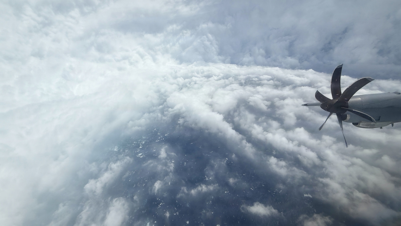 Le immagini nell'occhio dell'uragano Melissa catturate da una Canon EOS R5 e da un iPhone 16 Pro Max - Fotografi Digitali