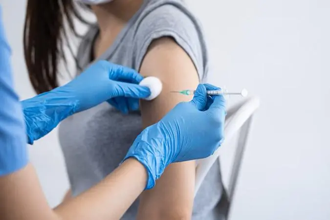 Il presidente dell’Ordine dei medici: «Vaccinatevi»