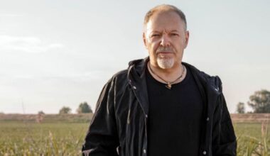 Cuori con frasi di Vasco Rossi distribuiti in città, il flashmob della scuola viene notato dal rocker: gesto semplice ma potente