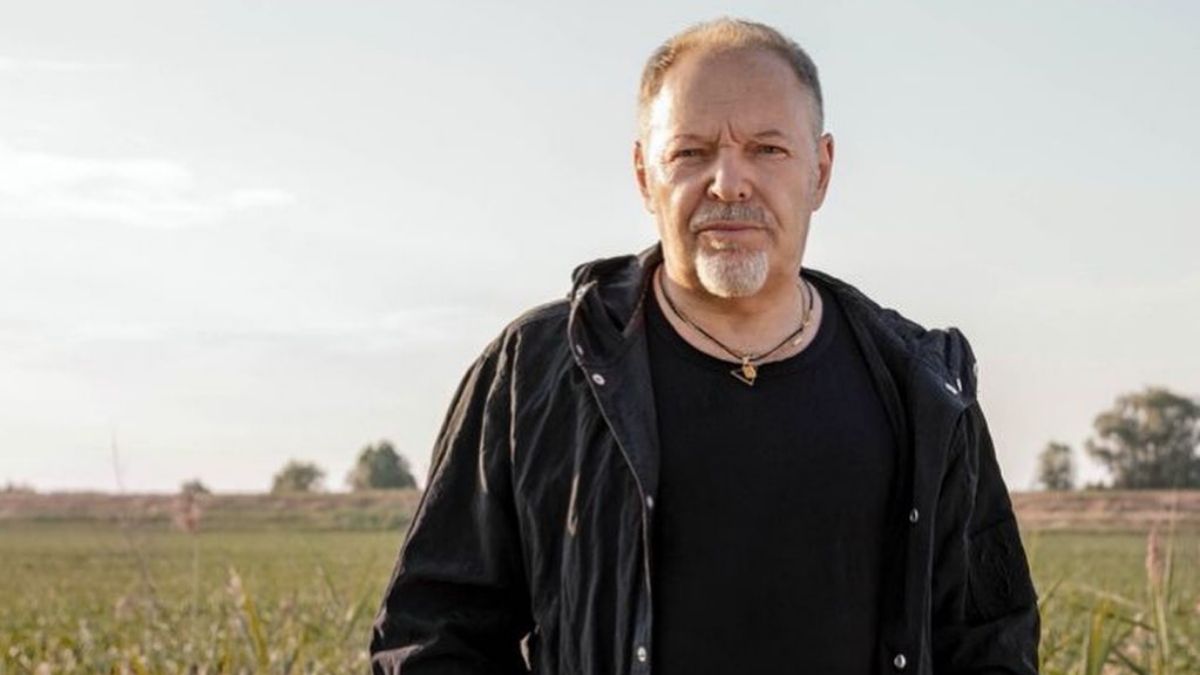 Cuori con frasi di Vasco Rossi distribuiti in città, il flashmob della scuola viene notato dal rocker: gesto semplice ma potente