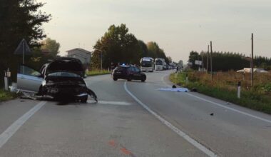 Sangue sull'asfalto, muore motociclista dopo schianto con un'auto