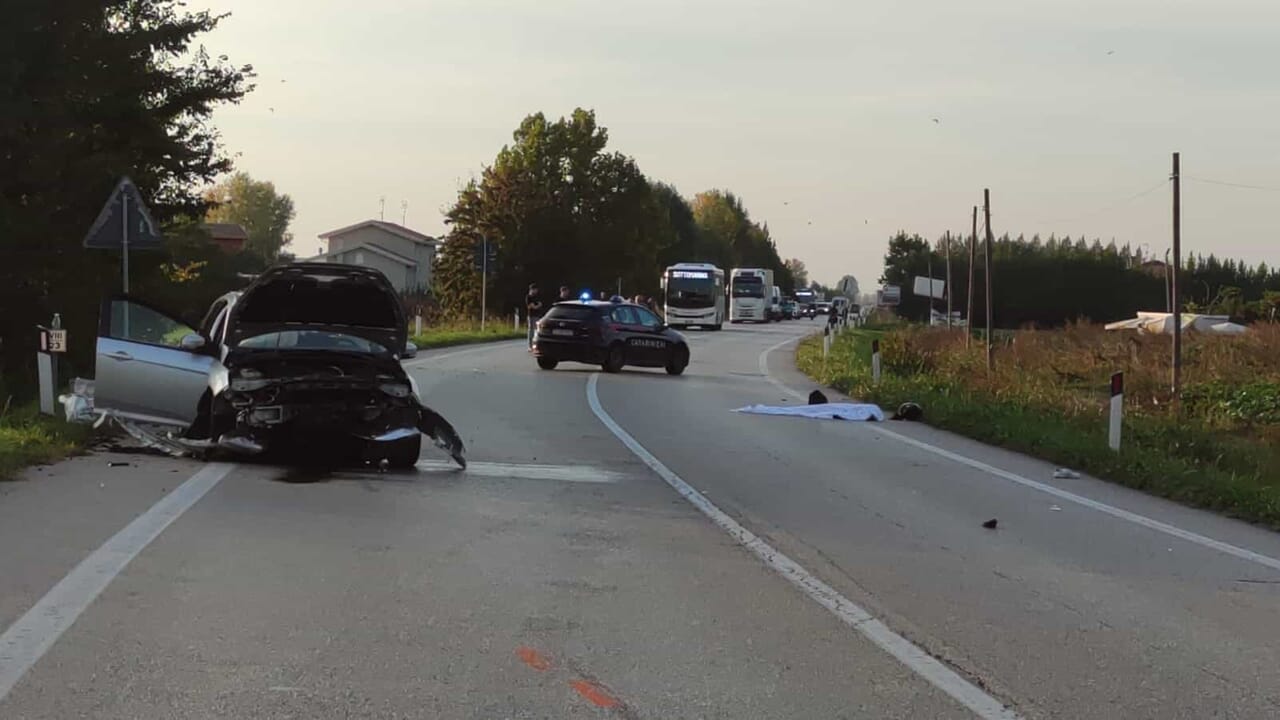 Sangue sull'asfalto, muore motociclista dopo schianto con un'auto