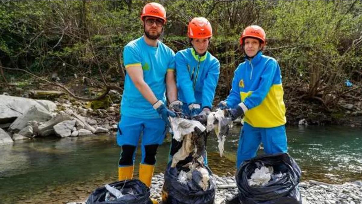 Dalle mascherine Covid alle palline da tennis del pescatore di trote. Allarme plastica nei fiumi toscani