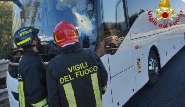 Paletto di ferro contro pullman di turisti americani, autista ferito. Paura sulla A1