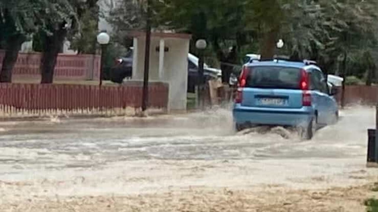 il mare invade le strade dei lidi ravennati, attivato dal sindaco il Centro operativo comunale