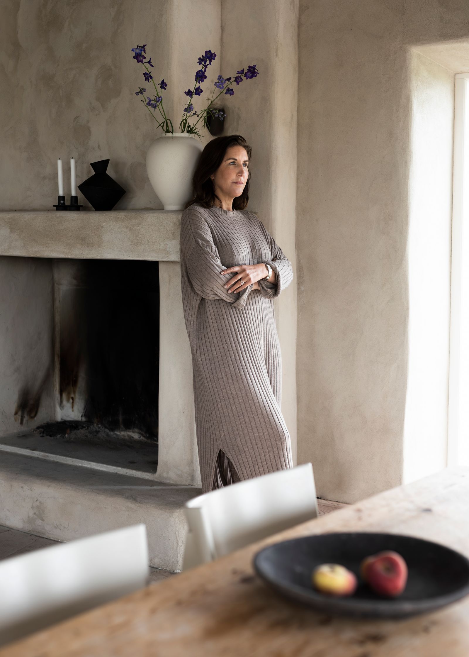 Malin Glemme posa accanto al caminetto che viene acceso durante i giorni più freddi .