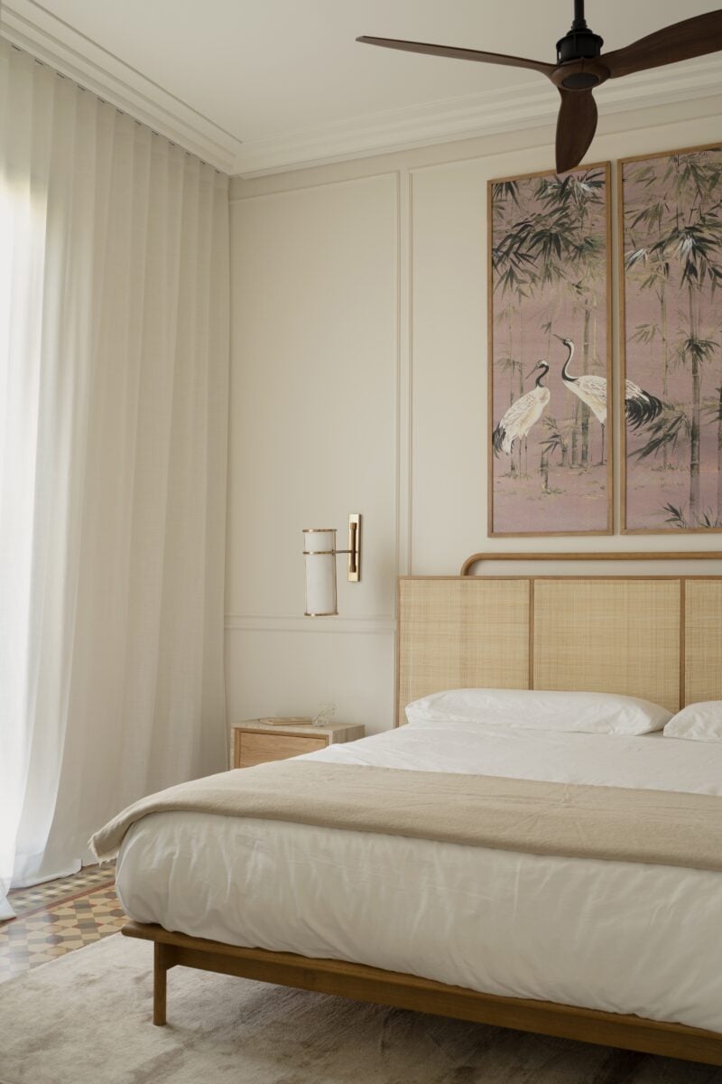 A Barcellona, questo appartamento evoca atmosfere asiatiche grazie a materiali nobili e naturali e arredi su misura dai colori tenui