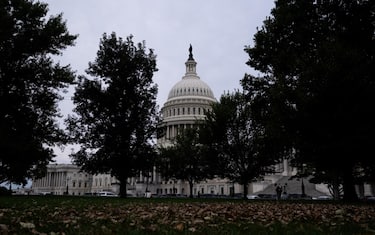 epa12418644 The US Capitol, in Washington, DC USA, 30 September 2025. Democrat and Republican leadership are taking part in negotiations to avoid a government shutdown due at midnight tonight.  EPA/ALLISON ROBBERT