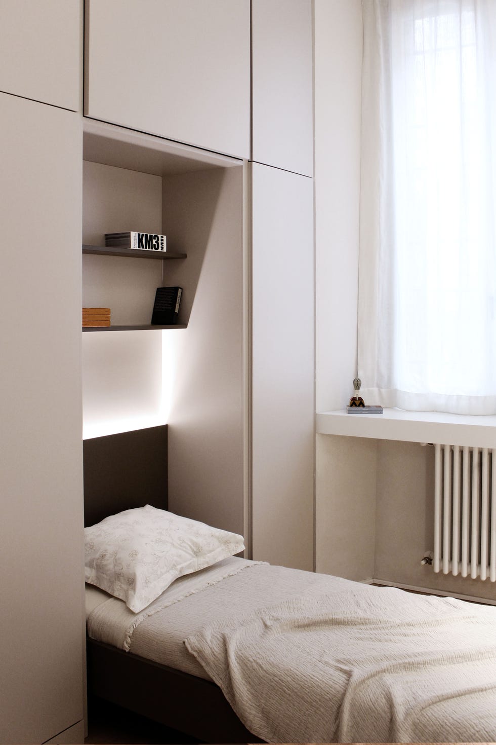 Una camera da letto singola pensata con colori chiari e tonalita neutre una camera da letto singola pensata con colori chiari e tonalita neutre