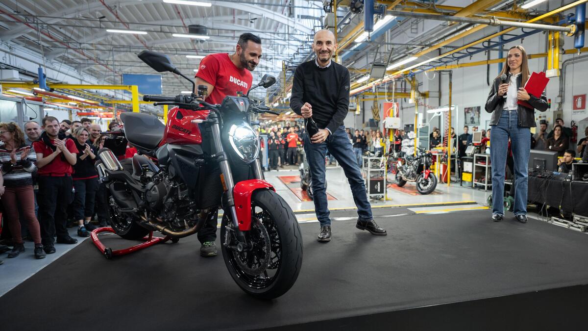Scende dalla linea di produzione la prima Ducati Monster di quinta generazione - News