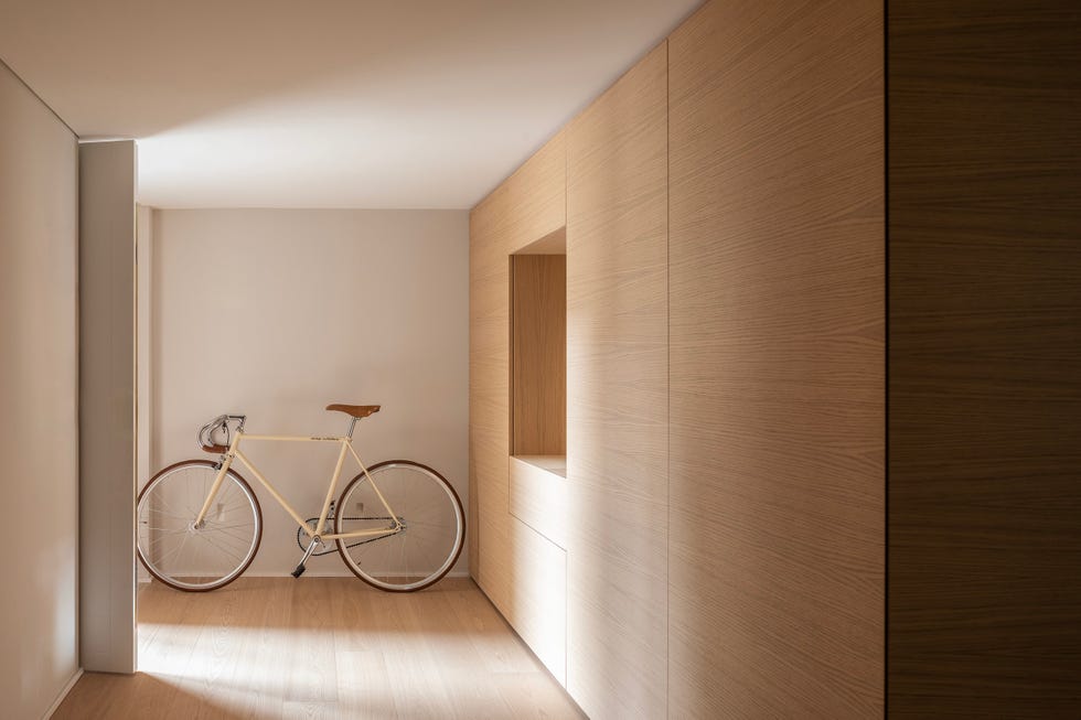 un ingresso moderno di una casa del 700 nel quale anche la bicicletta ha il suo spazio bicycle positioned in a modern hallway