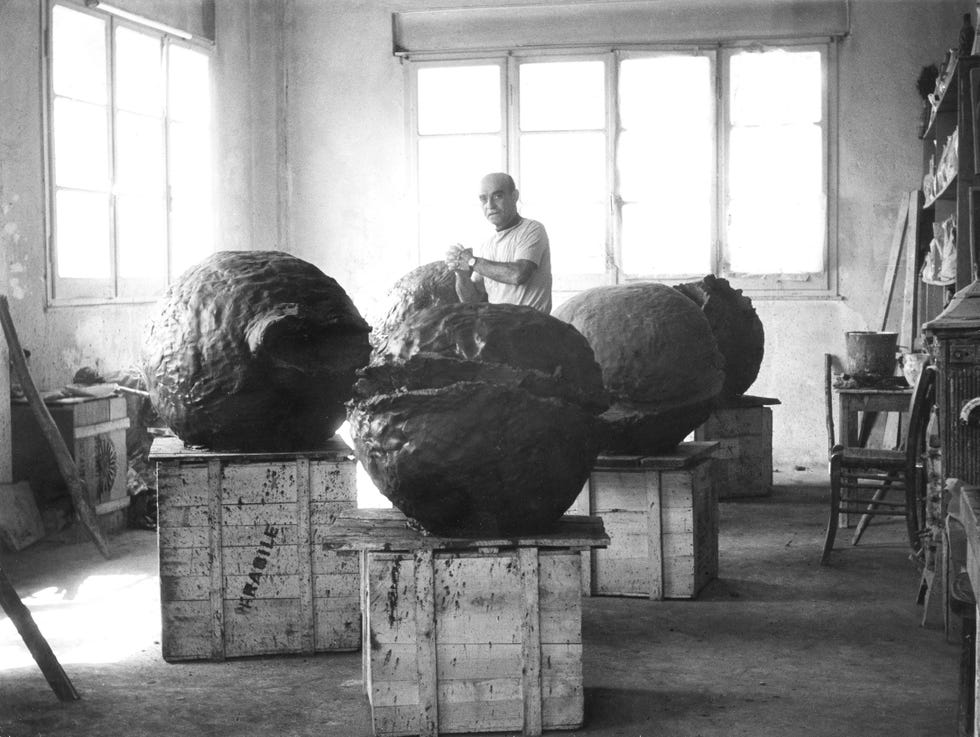 Lucio Fontana nel suo studio con le Nature 1959-1960 lucio fontana nel suo studio con le nature 1959 1960