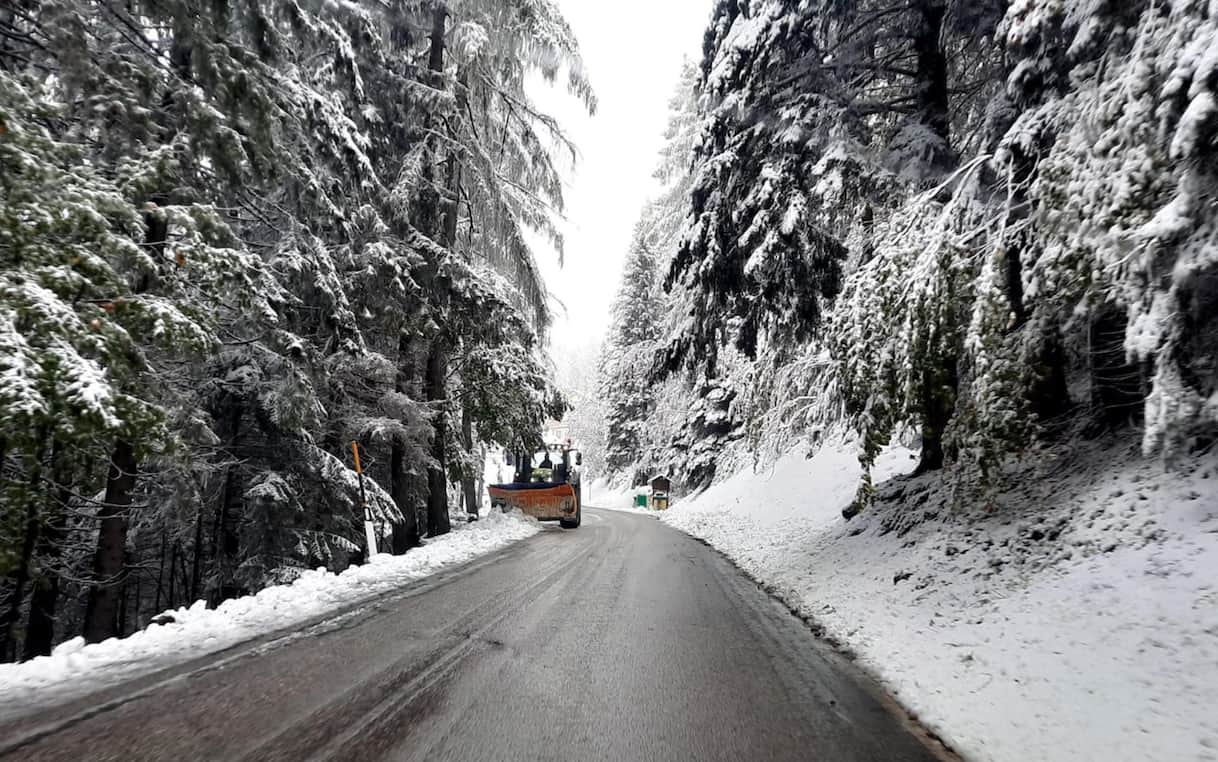 Bergamo, bus studenti scivola su neve e si ferma ad un passo da una scarpata: nessun ferito