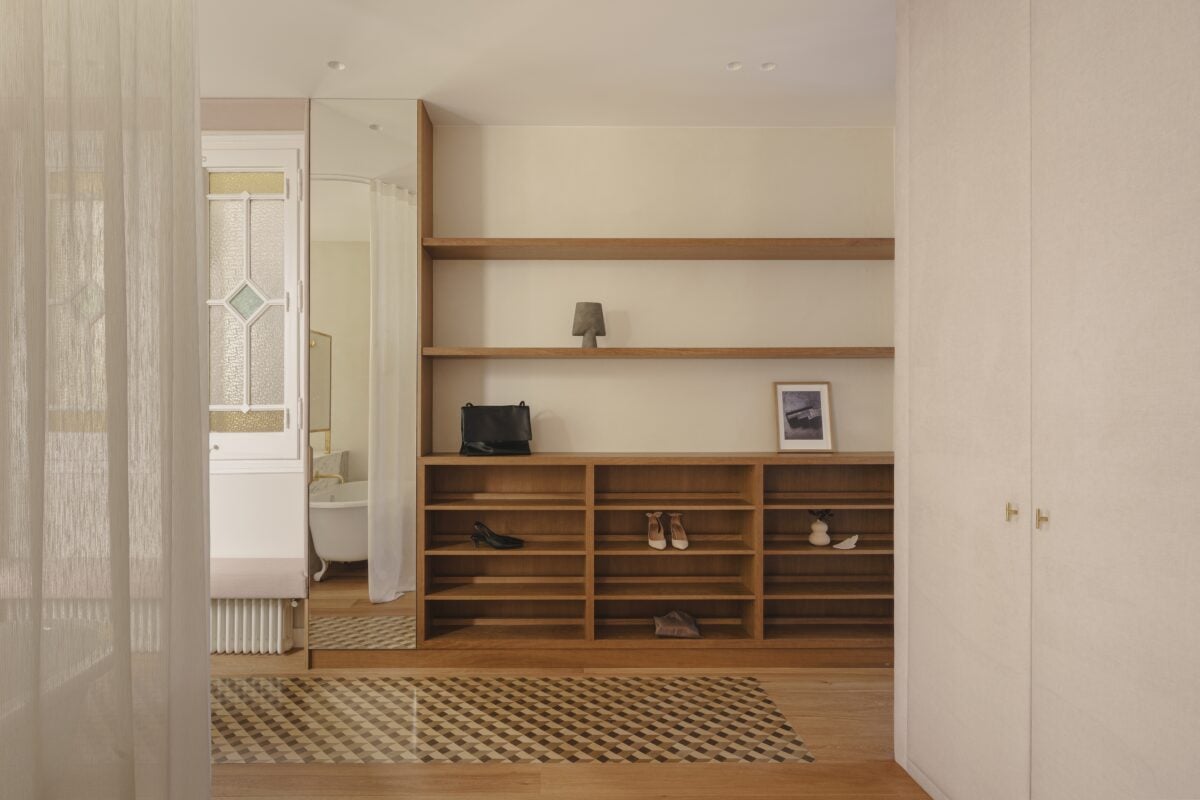 A Barcellona, questo appartamento evoca atmosfere asiatiche grazie a materiali nobili e naturali e arredi su misura dai colori tenui