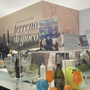 Alle Atp si brinda con l’Asti Docg: calici arancione per Sinner e mixology conquistano lo sport