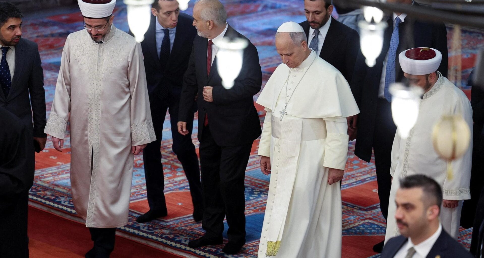Papa Leone XIV in Turchia, entra scalzo nella Moschea Blu di Istanbul ma non si ferma in preghiera